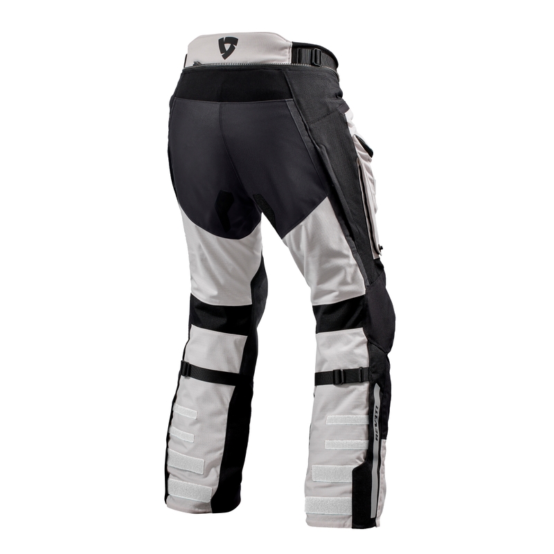 Pantalones de moto Revit Defender 3 GTX, color plata y negro, estilo cropped.