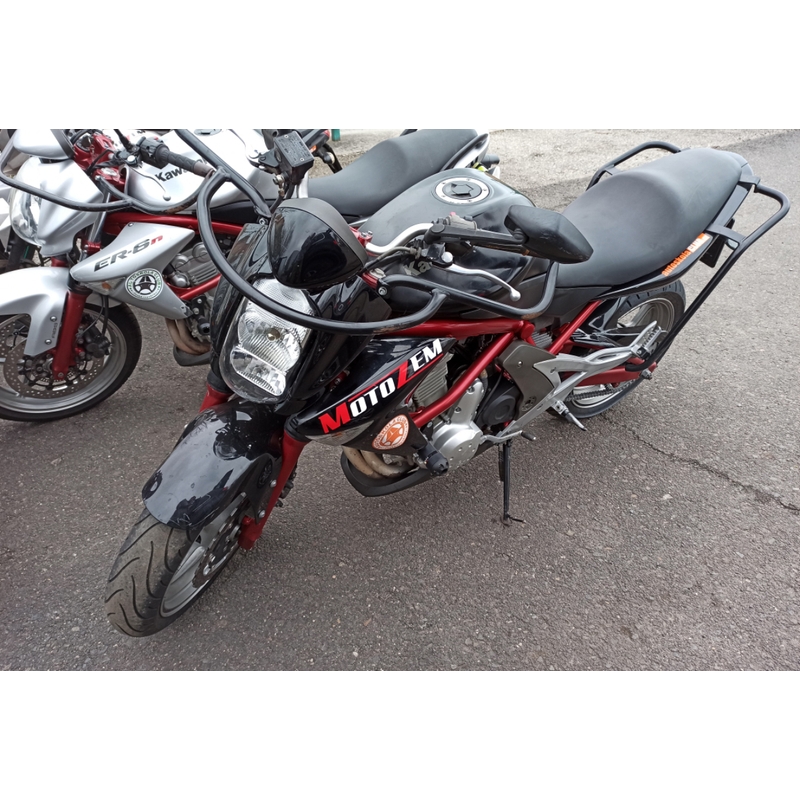 Adhesivo con el logotipo de MotoZem en blanco