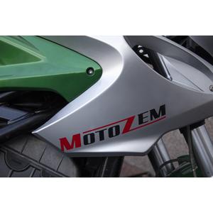 Adhesivo negro con el logotipo de MotoZem