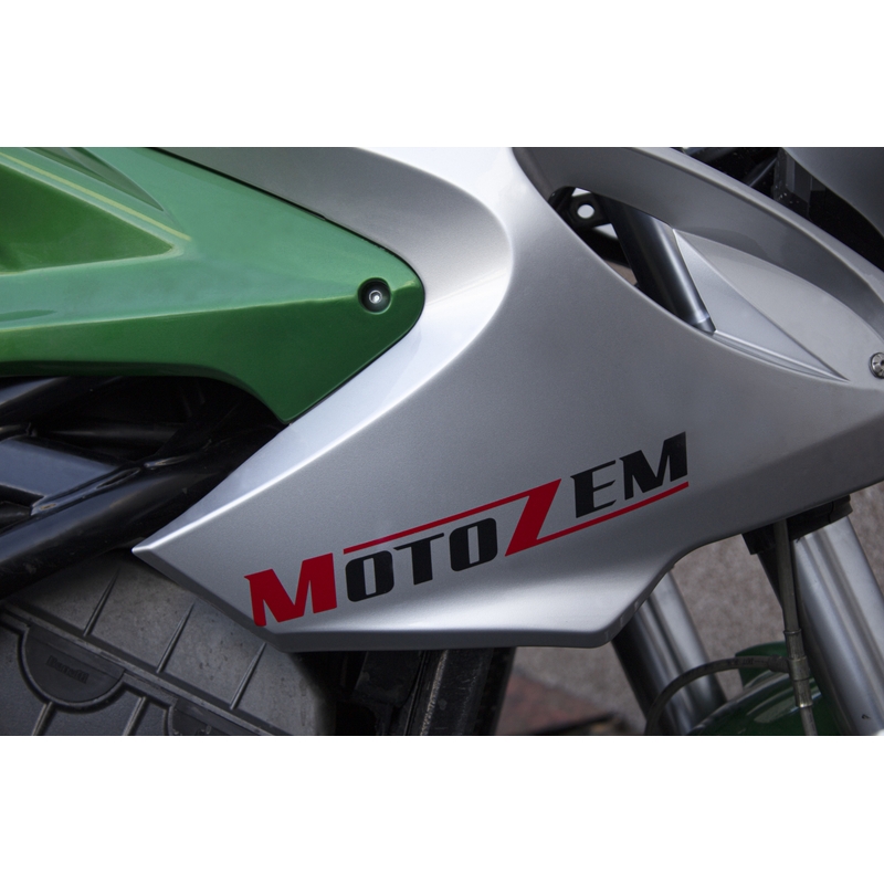 Adhesivo negro con el logotipo de MotoZem