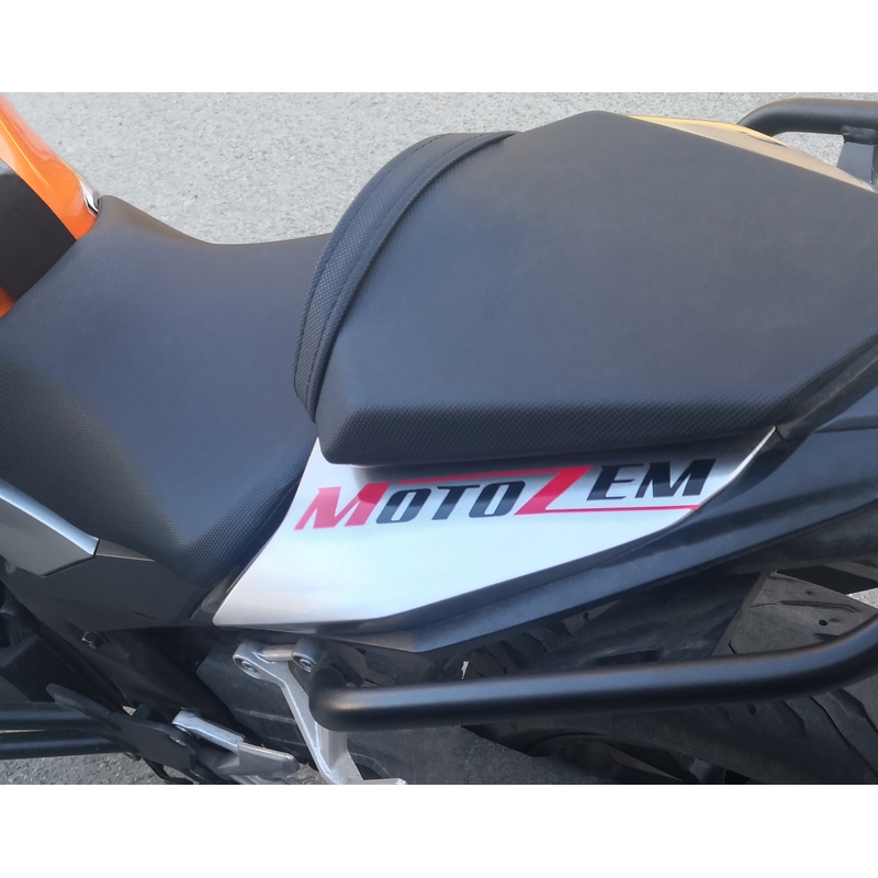 Adhesivo negro con el logotipo de MotoZem