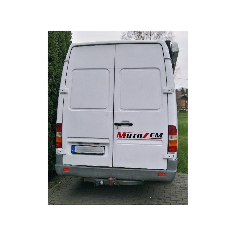 Adhesivo negro con el logotipo de MotoZem