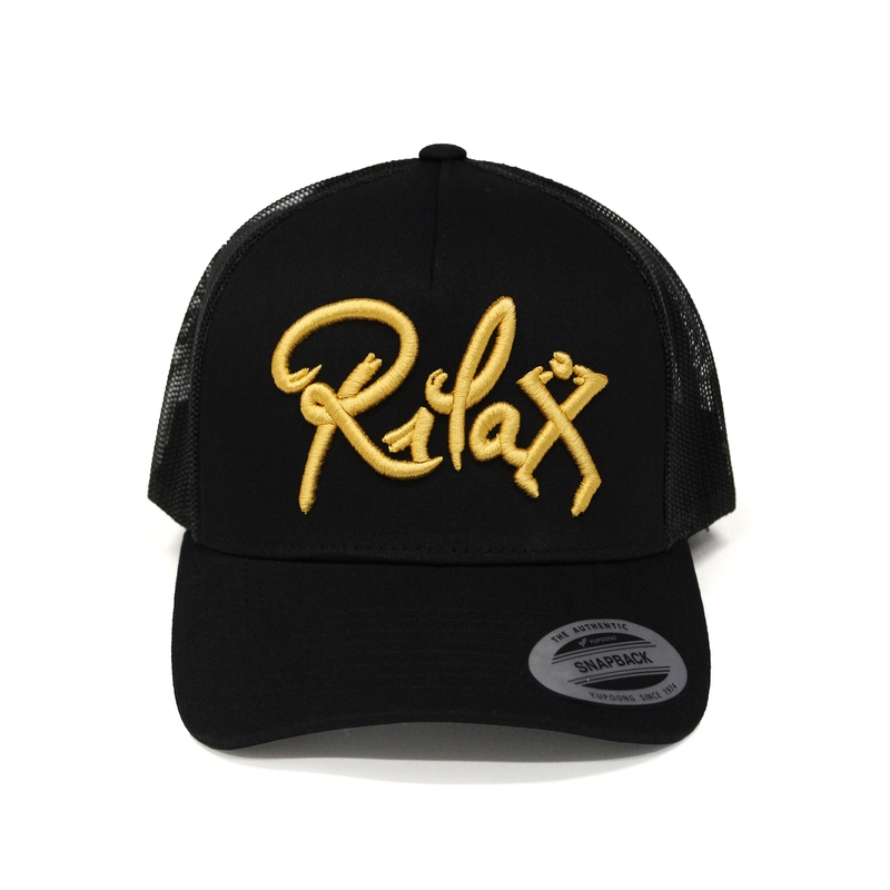 Gorra de rejilla Rilax negro-oro