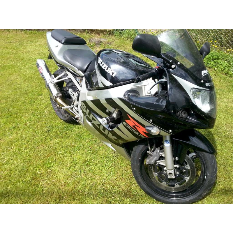 Suzuki GSX-R 750 (00-03) con modificación del carenado Arrow