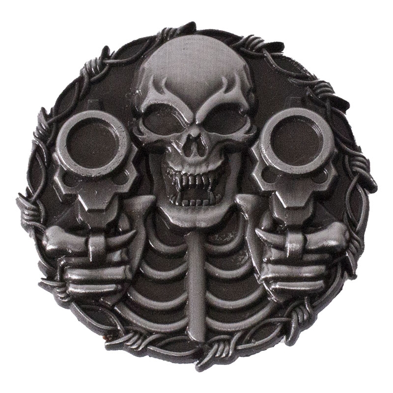 Insignia de calavera con pistolas
