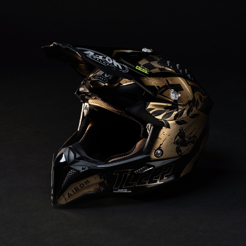 Casco de motocross Airoh Aviator 3.0 "TC 222 THE LEGEND" negro-oro