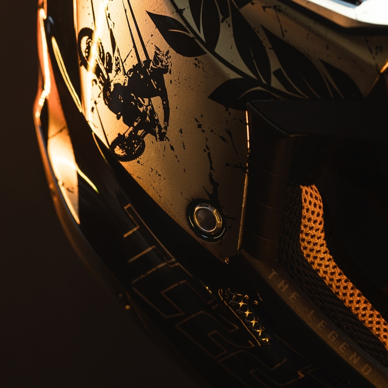 Casco de motocross Airoh Aviator 3.0 "TC 222 THE LEGEND" negro-oro