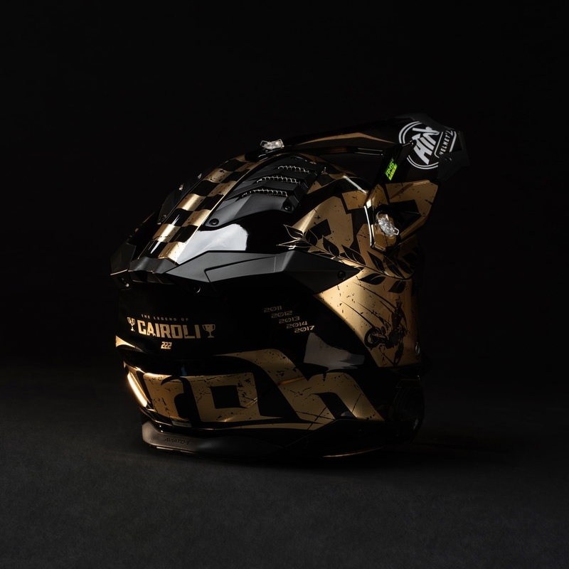 Casco de motocross Airoh Aviator 3.0 "TC 222 THE LEGEND" negro-oro