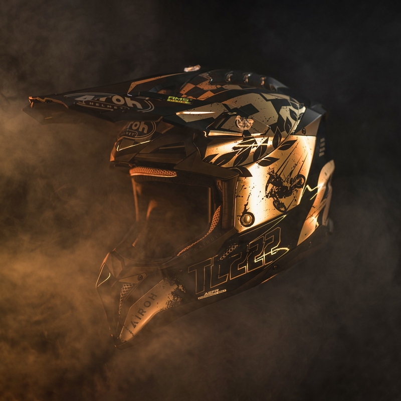 Casco de motocross Airoh Aviator 3.0 "TC 222 THE LEGEND" negro-oro