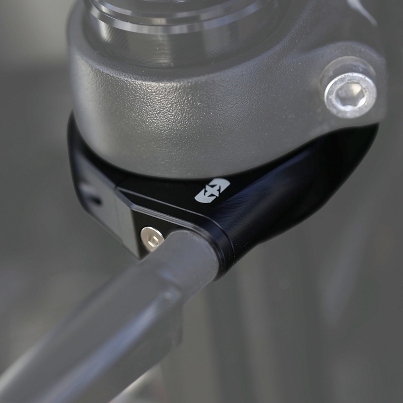 Adaptadores negros Oxford para fijar las señales de giro a los tubos de la horquilla delantera