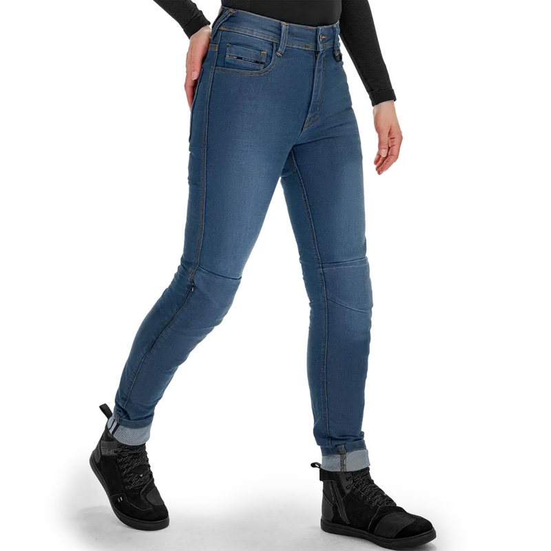 Vaqueros de moto Shima Ridge para mujer, de corte extendido, en color azul.