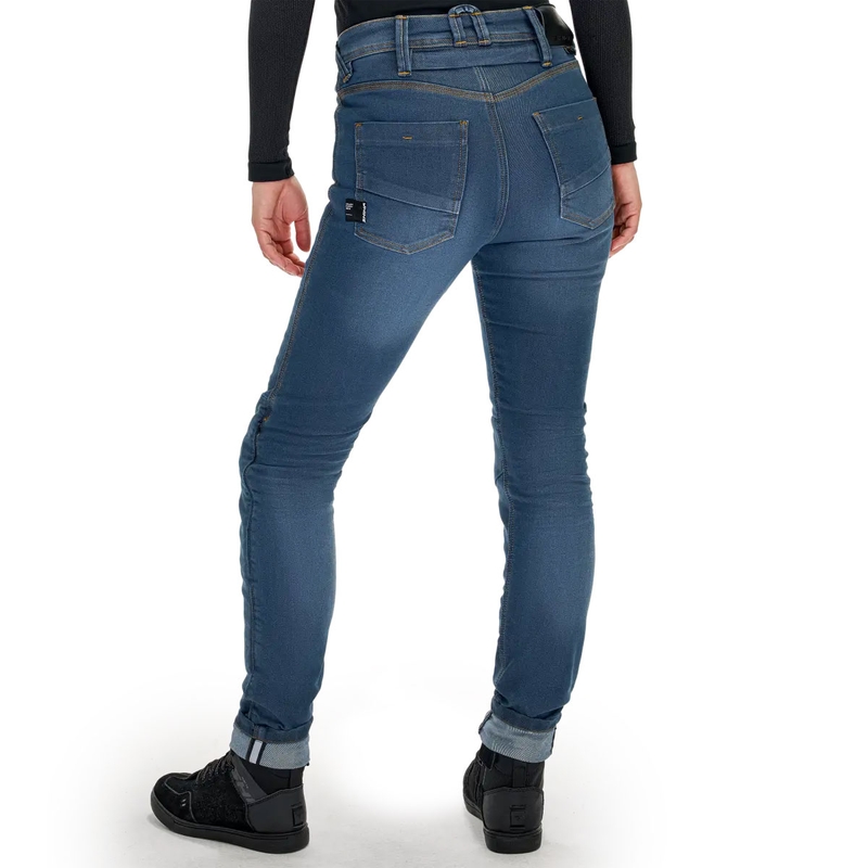 Vaqueros de moto Shima Ridge para mujer, de corte extendido, en color azul.