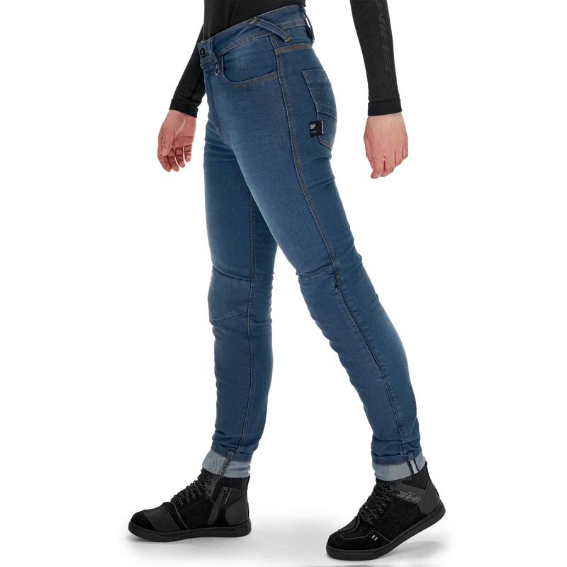 Vaqueros de moto Shima Ridge para mujer, de corte extendido, en color azul.