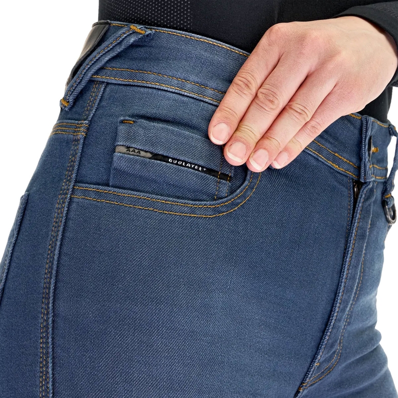 Vaqueros de moto Shima Ridge para mujer, de corte extendido, en color azul.