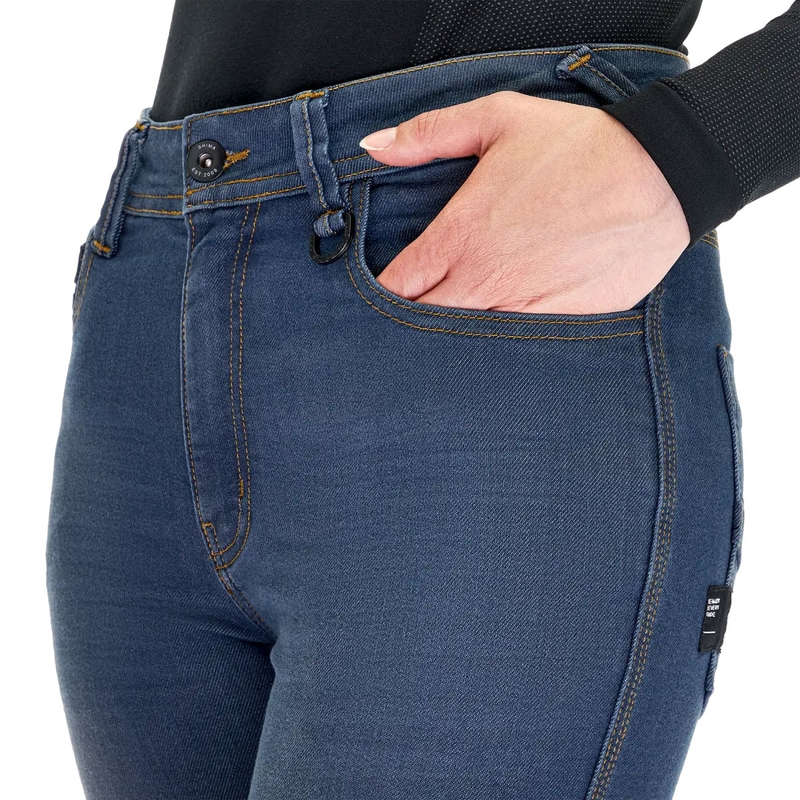 Vaqueros de moto Shima Ridge para mujer, de corte extendido, en color azul.