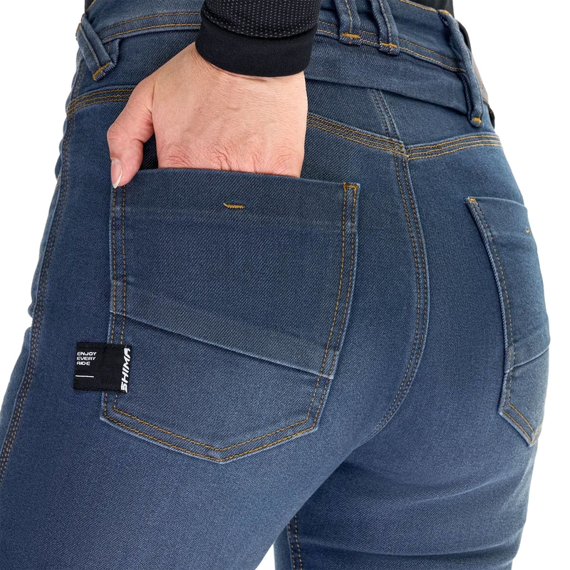 Vaqueros de moto Shima Ridge para mujer, de corte extendido, en color azul.