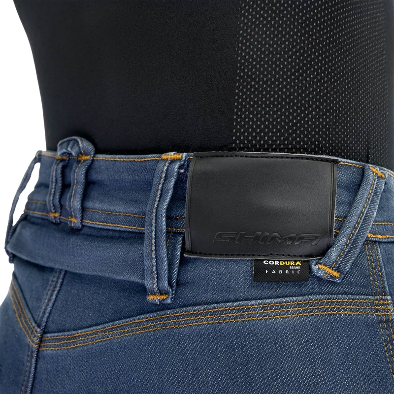Vaqueros de moto Shima Ridge para mujer, de corte extendido, en color azul.