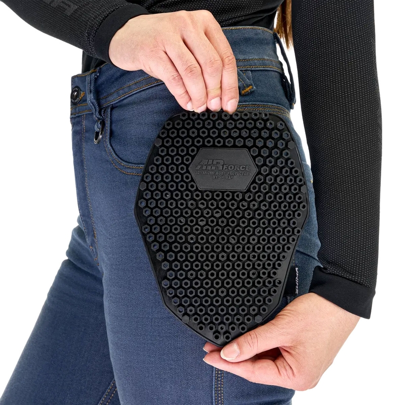 Vaqueros de moto Shima Ridge para mujer, de corte extendido, en color azul.