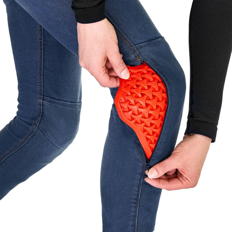 Vaqueros de moto Shima Ridge para mujer, de corte extendido, en color azul.