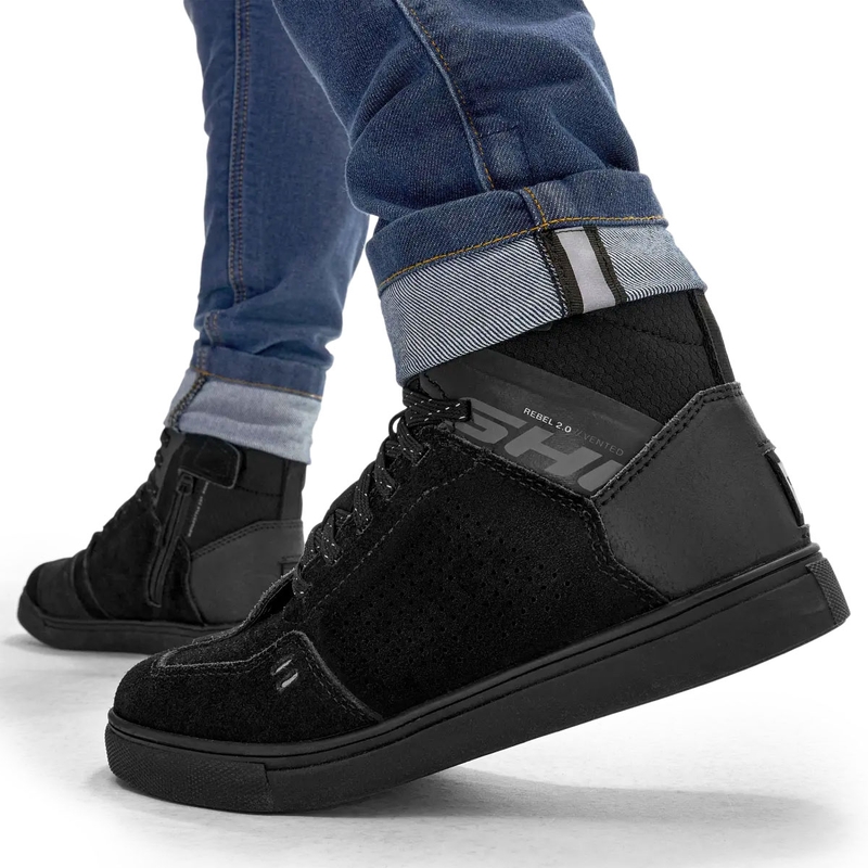 Vaqueros de moto Shima Ridge para mujer, de corte extendido, en color azul.