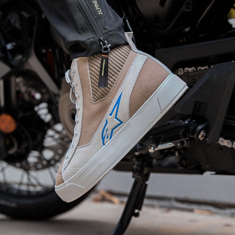 Botas de moto Alpinestars Stella Stated Podium para mujer, color blanco y gris claro