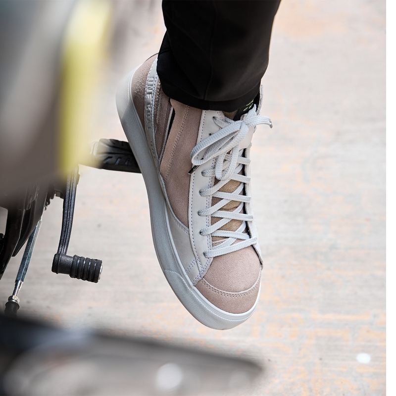 Botas de moto Alpinestars Stella Stated Podium para mujer, color blanco y gris claro
