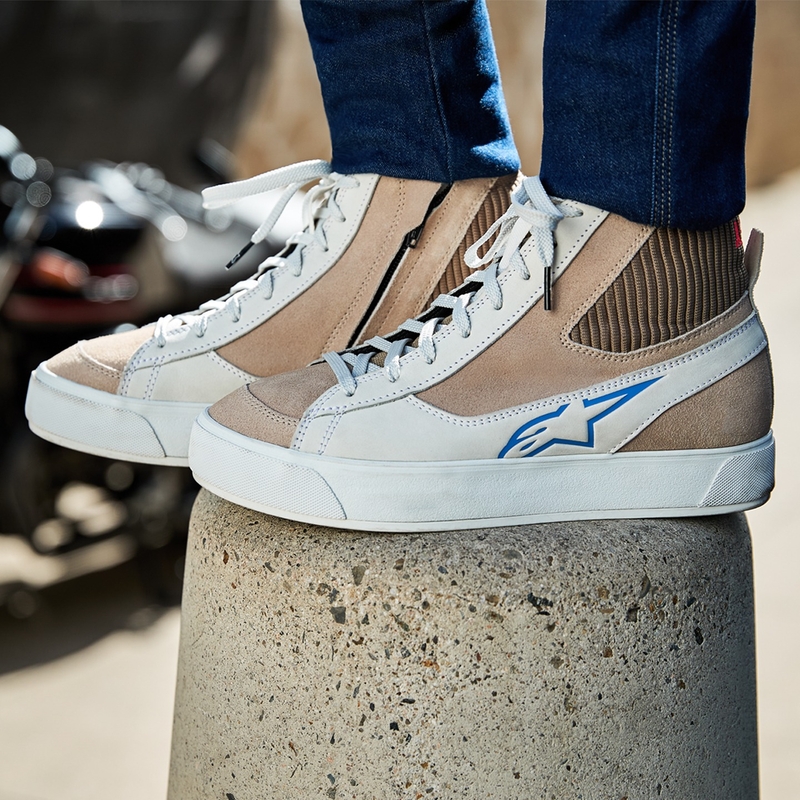 Botas de moto Alpinestars Stella Stated Podium para mujer, color blanco y gris claro