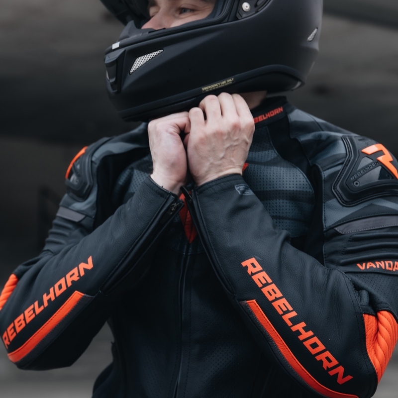 Chaqueta de moto de cuero Rebelhorn Vandal negra y roja