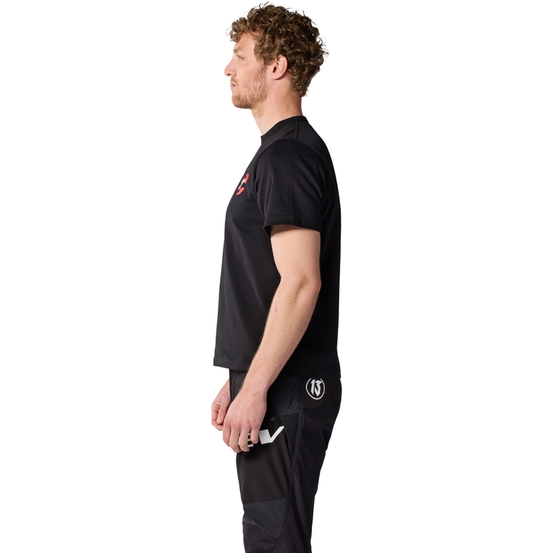 Camiseta negra de la temporada de Revit