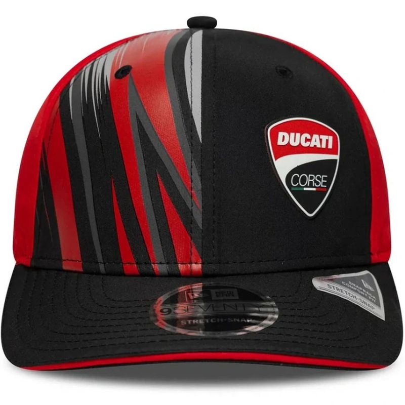 Gorra Ducati Corse 9SEVENTY con logo rojo-negro