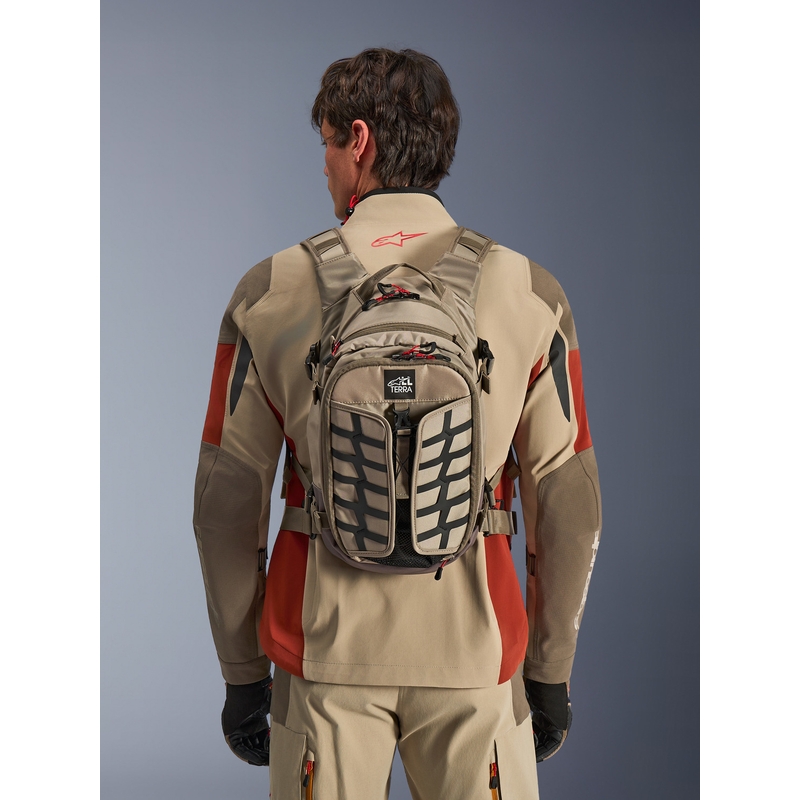 Mochila para moto Alpinestars AT-15 color arena-naranja 15 l