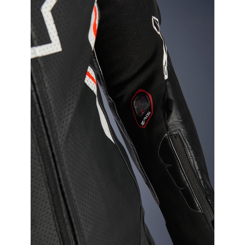Mono de moto de cuero Alpinestars GP TECH V5 de una pieza, negro, blanco y rojo flúor.