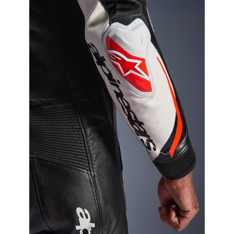 Mono de moto de cuero Alpinestars GP TECH V5 de una pieza, negro, blanco y rojo flúor.
