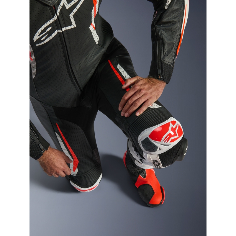 Mono de moto de cuero Alpinestars GP TECH V5 de una pieza, negro, blanco y rojo flúor.