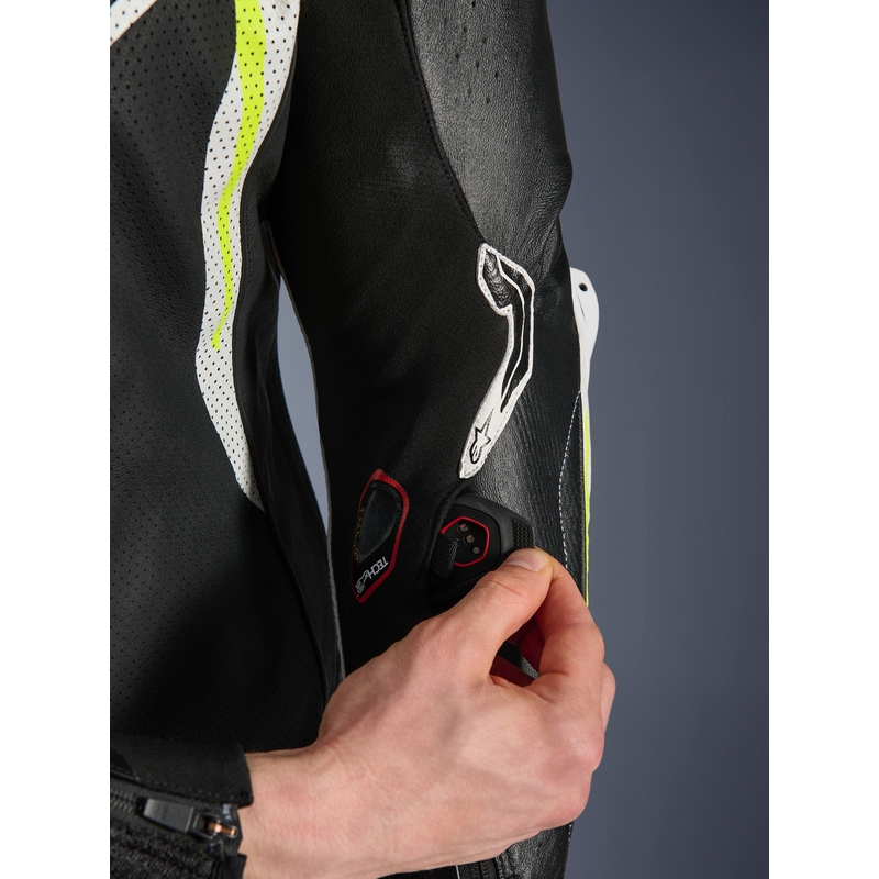Mono de moto Alpinestars GP TECH V5 de una pieza, de cuero, color negro, blanco y amarillo flúor.