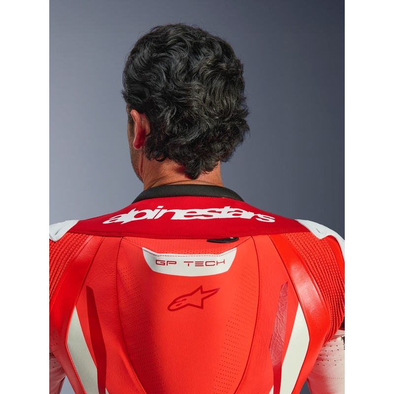 Mono de moto Alpinestars GP TECH V5 de una pieza, color rojo flúor, rojo y blanco.