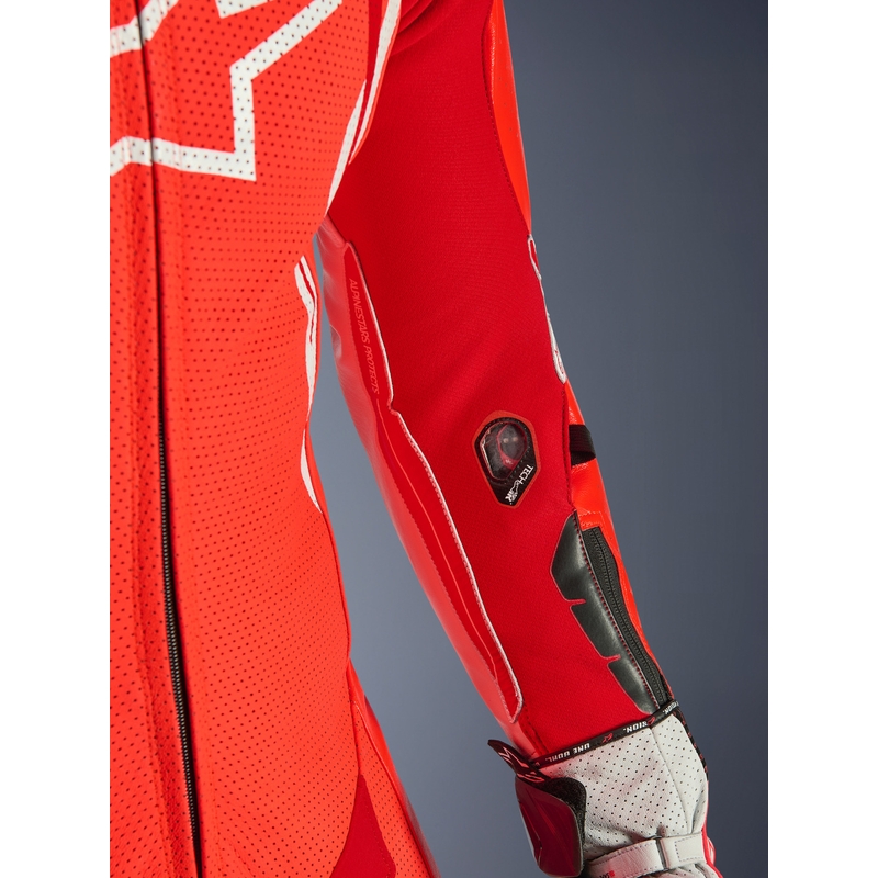 Mono de moto Alpinestars GP TECH V5 de una pieza, color rojo flúor, rojo y blanco.