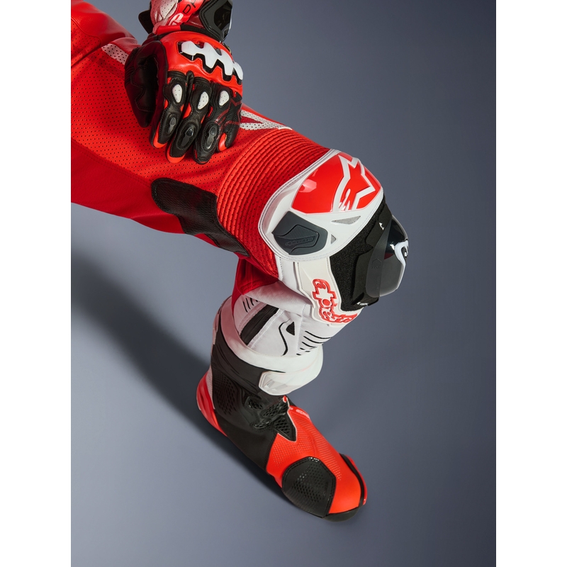 Mono de moto Alpinestars GP TECH V5 de una pieza, color rojo flúor, rojo y blanco.