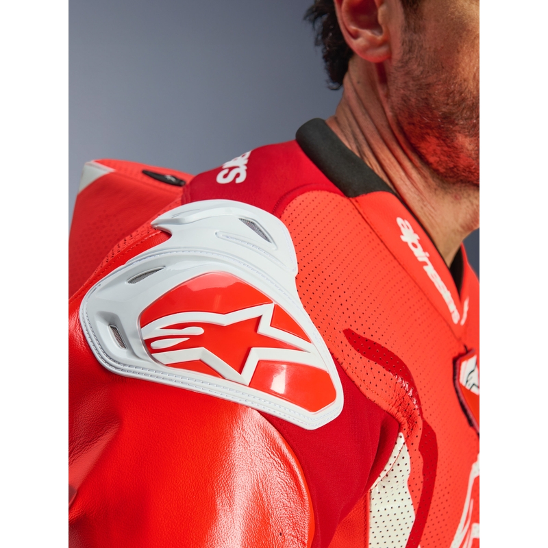 Mono de moto Alpinestars GP TECH V5 de una pieza, color rojo flúor, rojo y blanco.