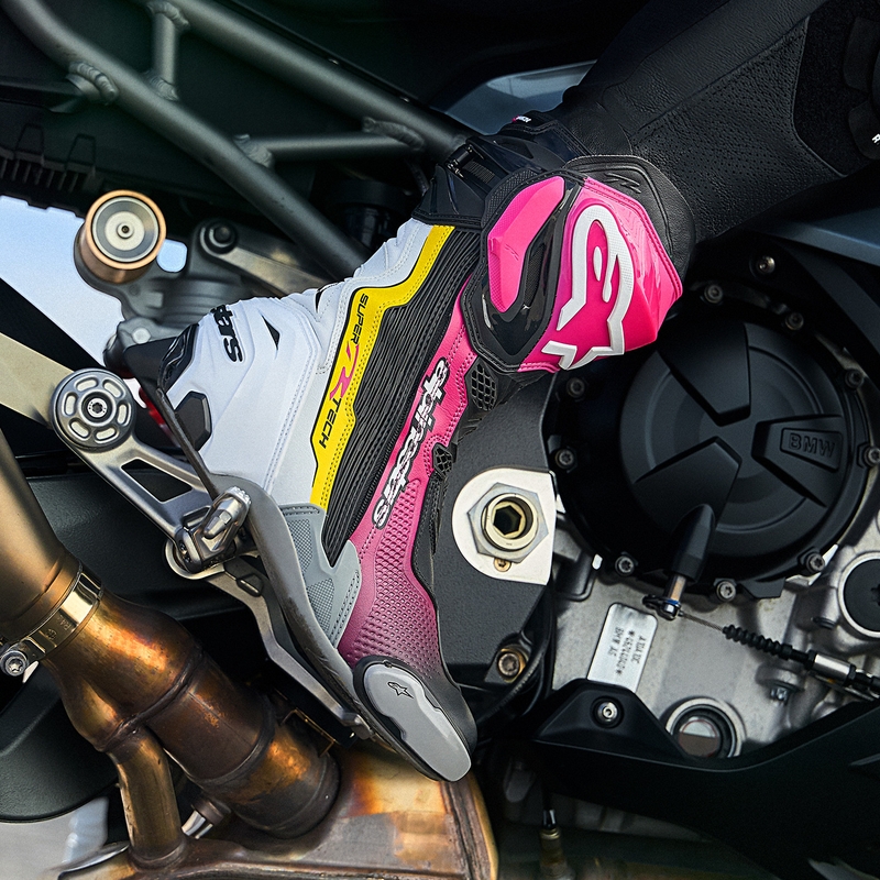 Botas de moto Alpinestars Supertech R negras, blancas, rosas y amarillas