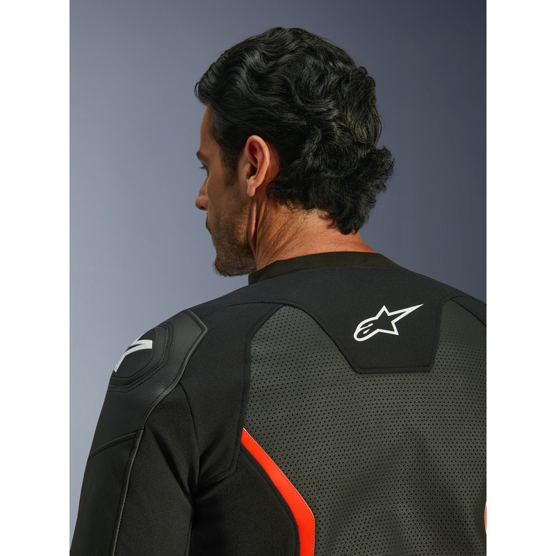 Chaqueta de moto de cuero Alpinestars GP Force V2 Airflow en negro, rojo flúor y blanco.