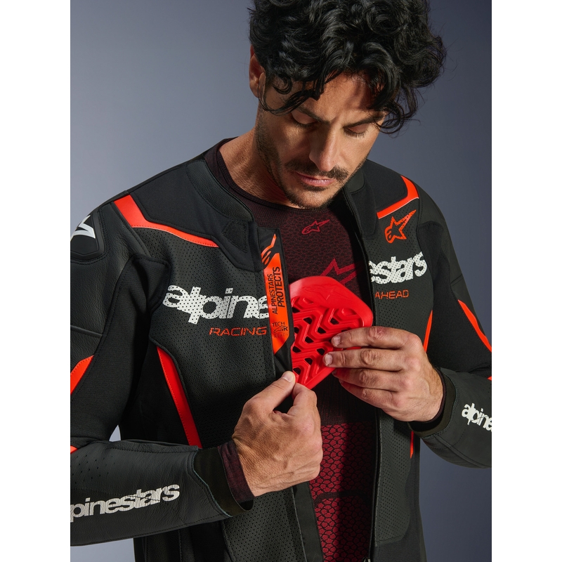 Chaqueta de moto de cuero Alpinestars GP Force V2 Airflow en negro, rojo flúor y blanco.