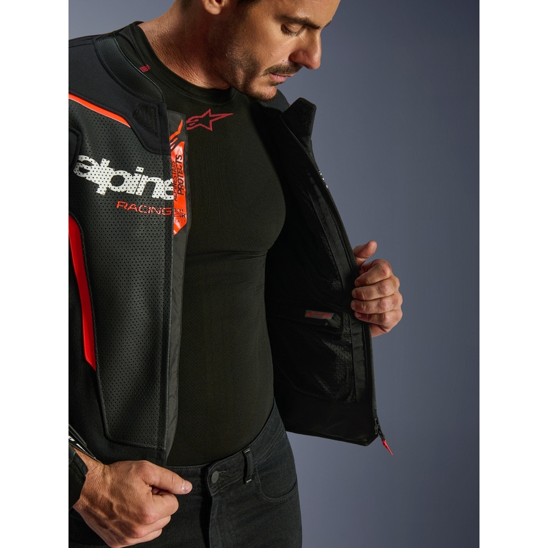 Chaqueta de moto de cuero Alpinestars GP Force V2 Airflow en negro, rojo flúor y blanco.