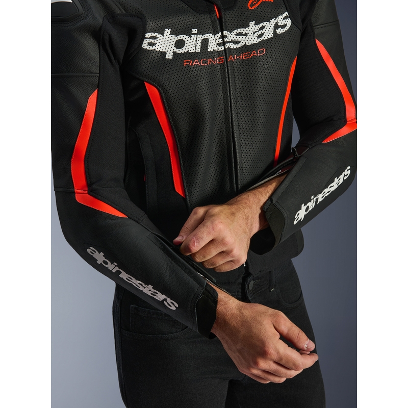 Chaqueta de moto de cuero Alpinestars GP Force V2 Airflow en negro, rojo flúor y blanco.