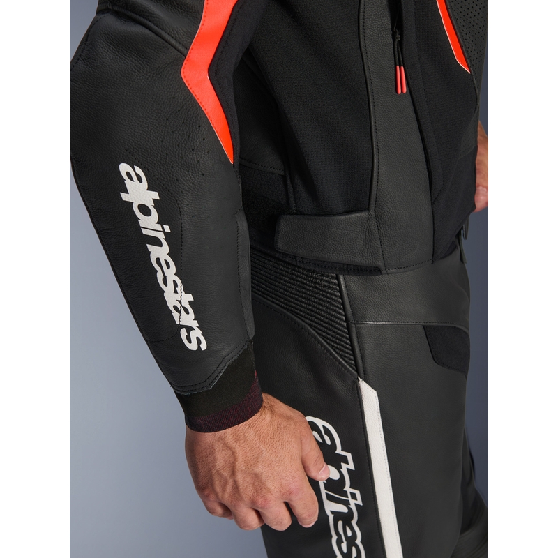 Chaqueta de moto de cuero Alpinestars GP Force V2 Airflow en negro, rojo flúor y blanco.