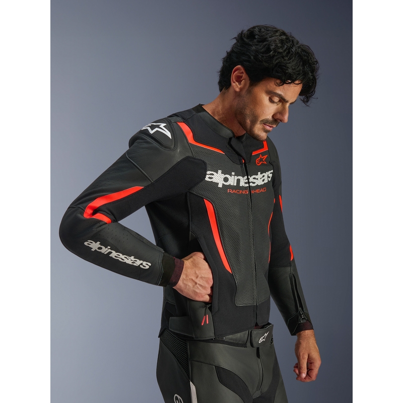Chaqueta de moto de cuero Alpinestars GP Force V2 Airflow en negro, rojo flúor y blanco.