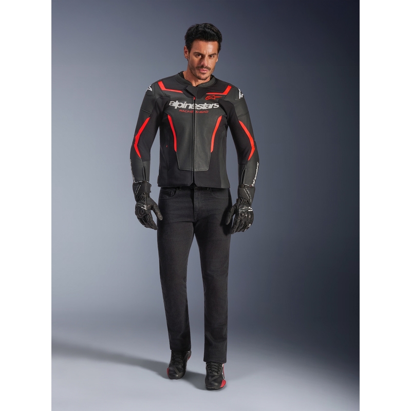 Chaqueta de moto de cuero Alpinestars GP Force V2 Airflow en negro, rojo flúor y blanco.