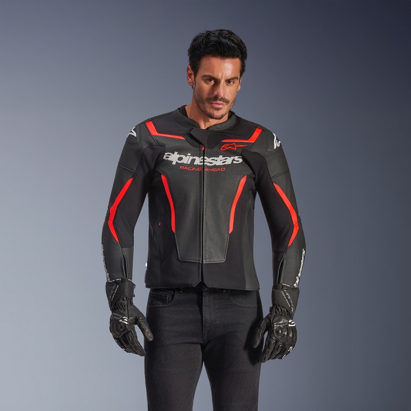 Chaqueta de moto de cuero Alpinestars GP Force V2 Airflow en negro, rojo flúor y blanco.