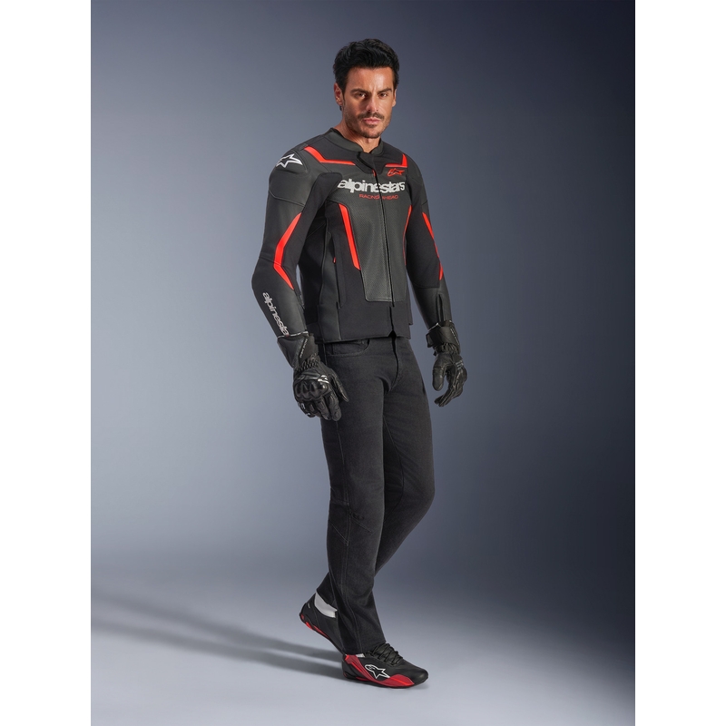 Chaqueta de moto de cuero Alpinestars GP Force V2 Airflow en negro, rojo flúor y blanco.