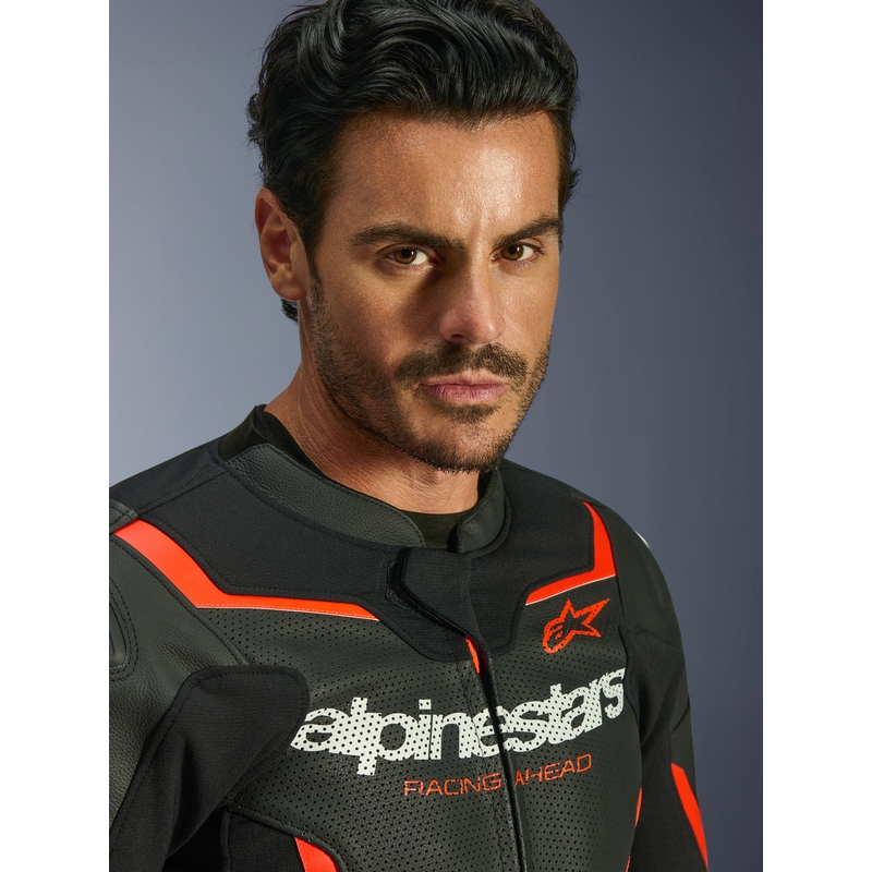 Chaqueta de moto de cuero Alpinestars GP Force V2 Airflow en negro, rojo flúor y blanco.